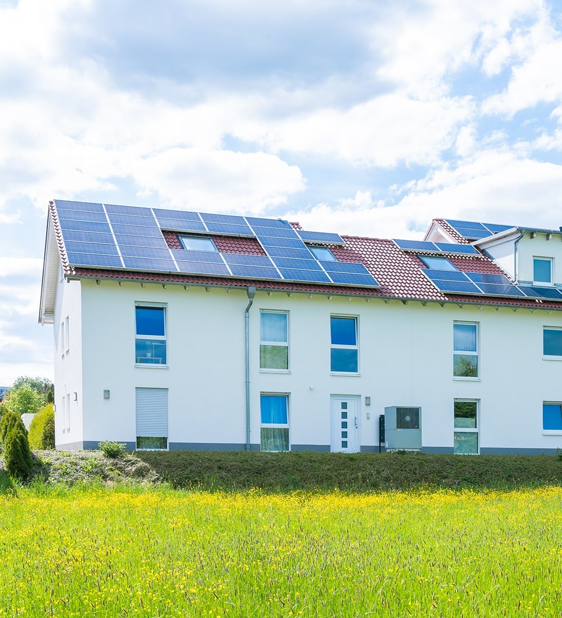 Mit einer Photovoltaikanlage auf Ihrem Mehrfamilienhaus produzieren Sie selbst Solarstrom und steigern den Wert Ihrer Immobilie.